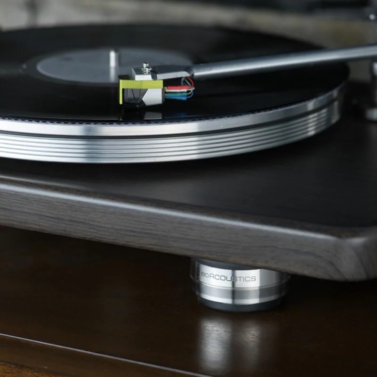 Isoacoustics-orea-turntable